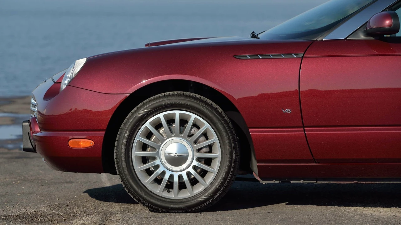 2004 Ford Thunderbird 11th Gen - Image 19 of 31