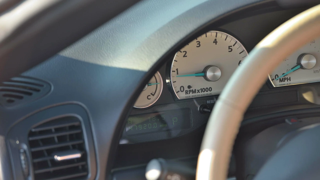 2004 Ford Thunderbird 11th Gen - Image 28 of 31