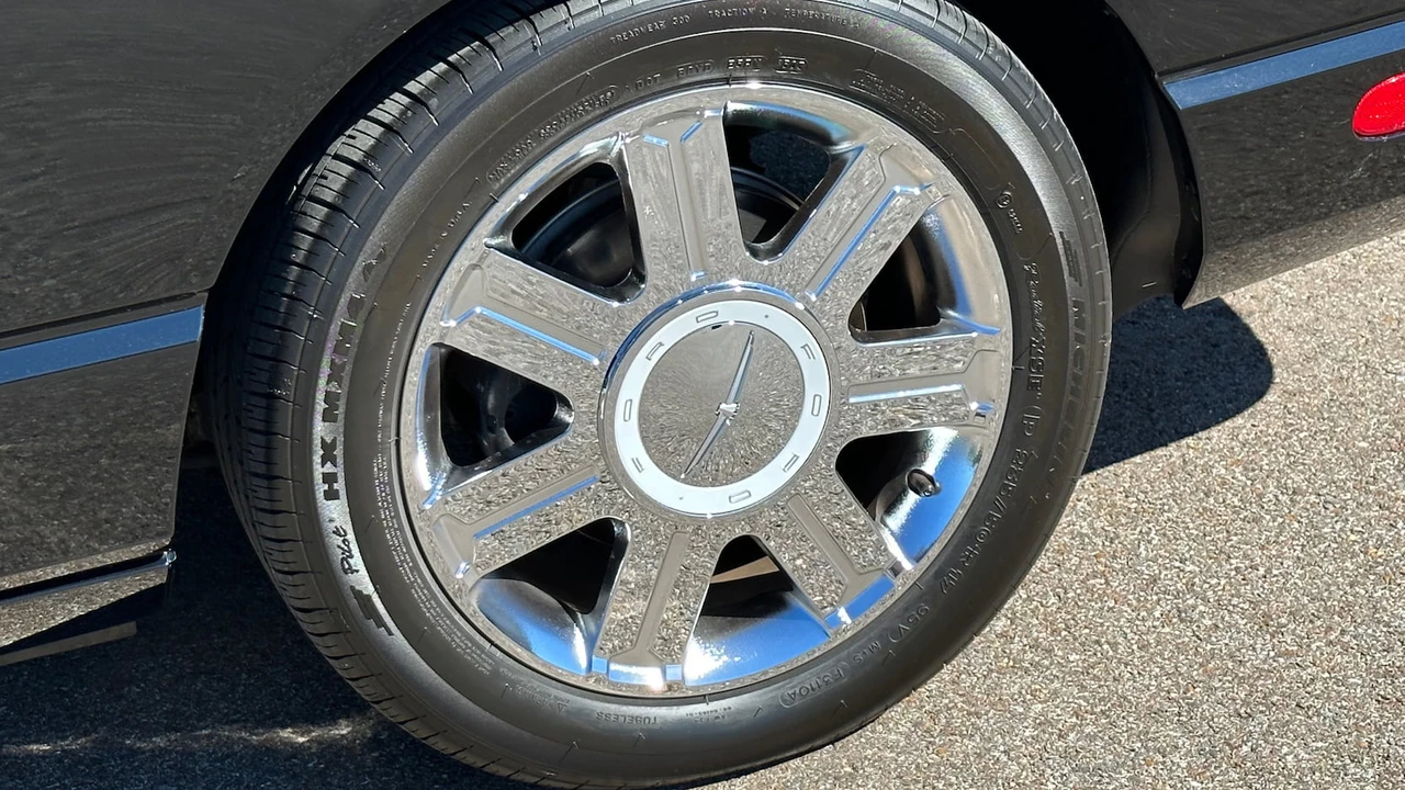 2004 Ford Thunderbird 11th Gen - Image 7 of 9