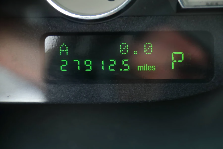2004 Ford Thunderbird 11th Gen - Image 23 of 30