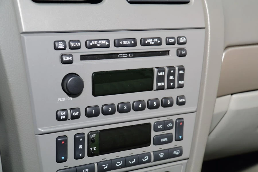 2004 Ford Thunderbird 11th Gen - Image 20 of 30