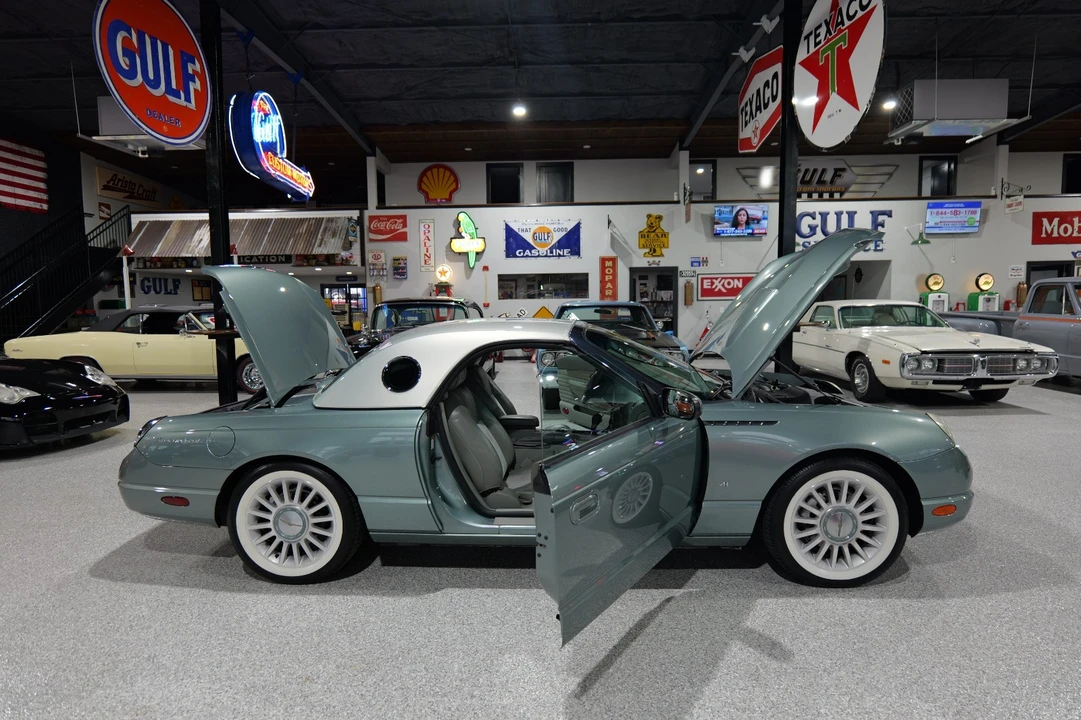 2004 Ford Thunderbird 11th Gen - Image 2 of 21
