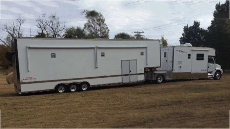 2004 Freightliner - Image 2 of 11