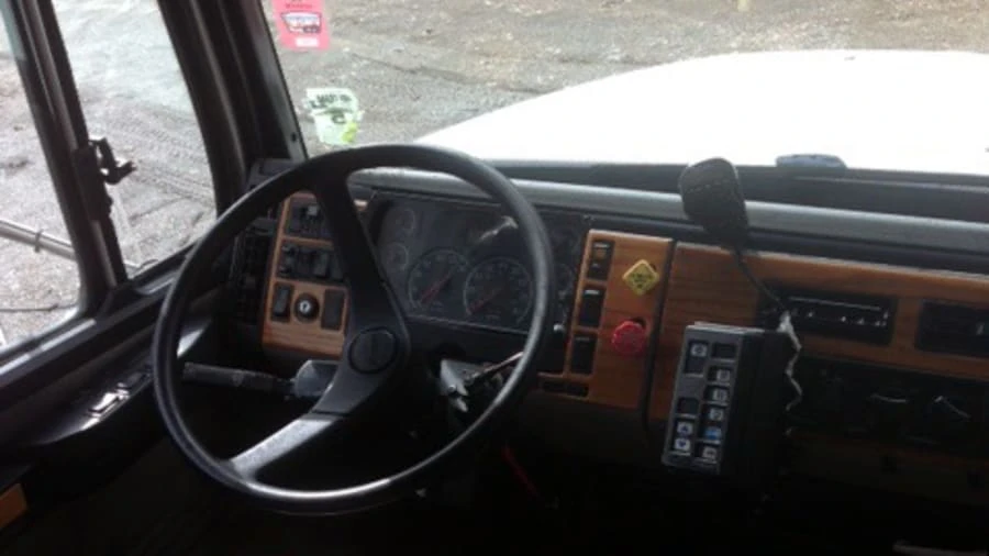 2004 Freightliner - Image 4 of 11