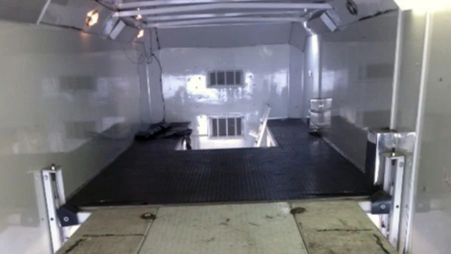 2004 Freightliner - Image 10 of 11