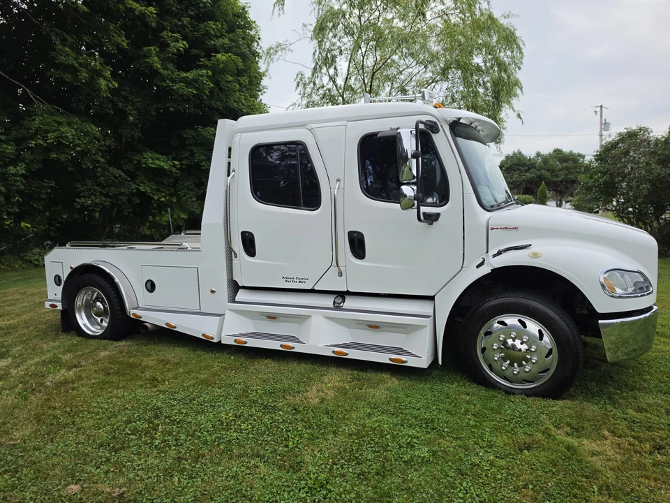 2004 Freightliner - Image 2 of 31