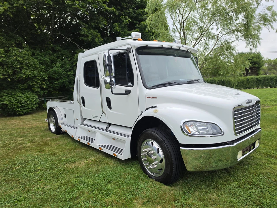 2004 Freightliner - Image 3 of 31
