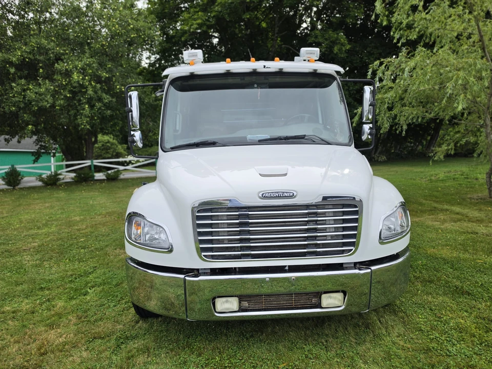 2004 Freightliner - Image 4 of 31
