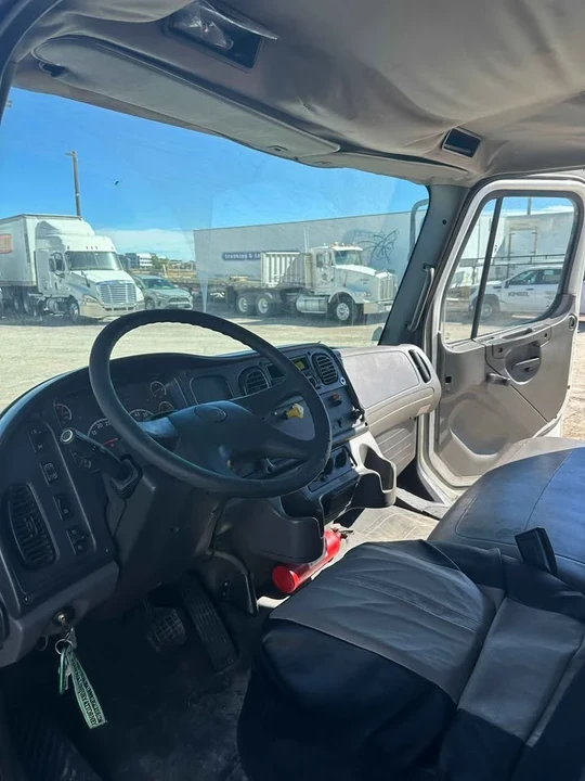 2004 Freightliner - Image 4 of 7