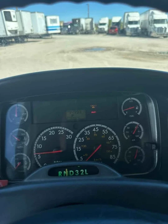2004 Freightliner - Image 7 of 7