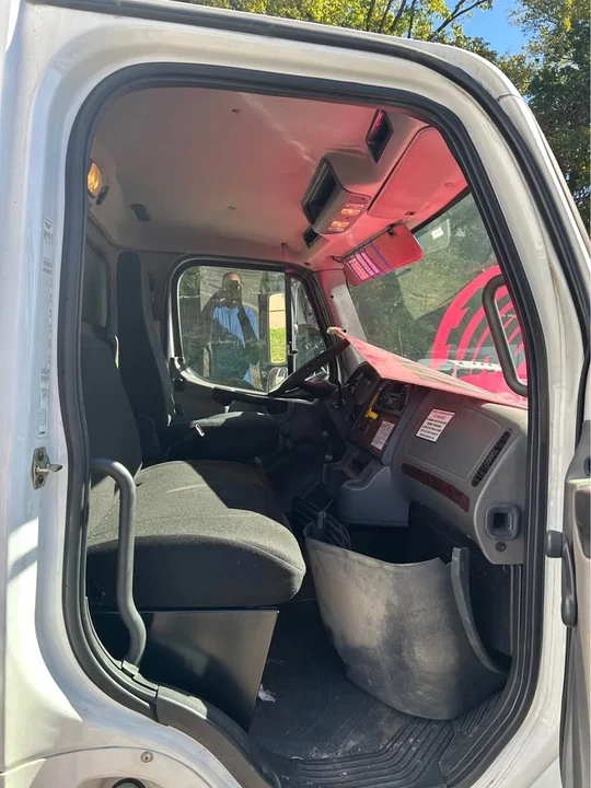 2004 Freightliner - Image 4 of 11