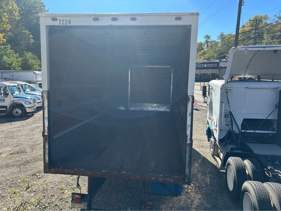 2004 Freightliner - Image 6 of 11