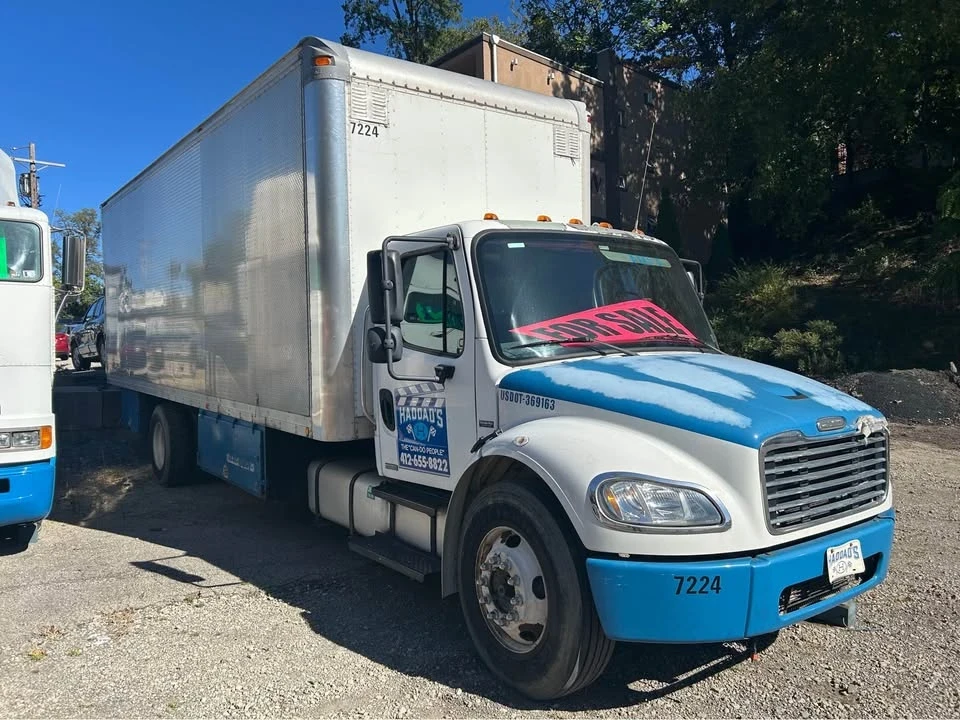 2004 Freightliner - Image 2 of 11