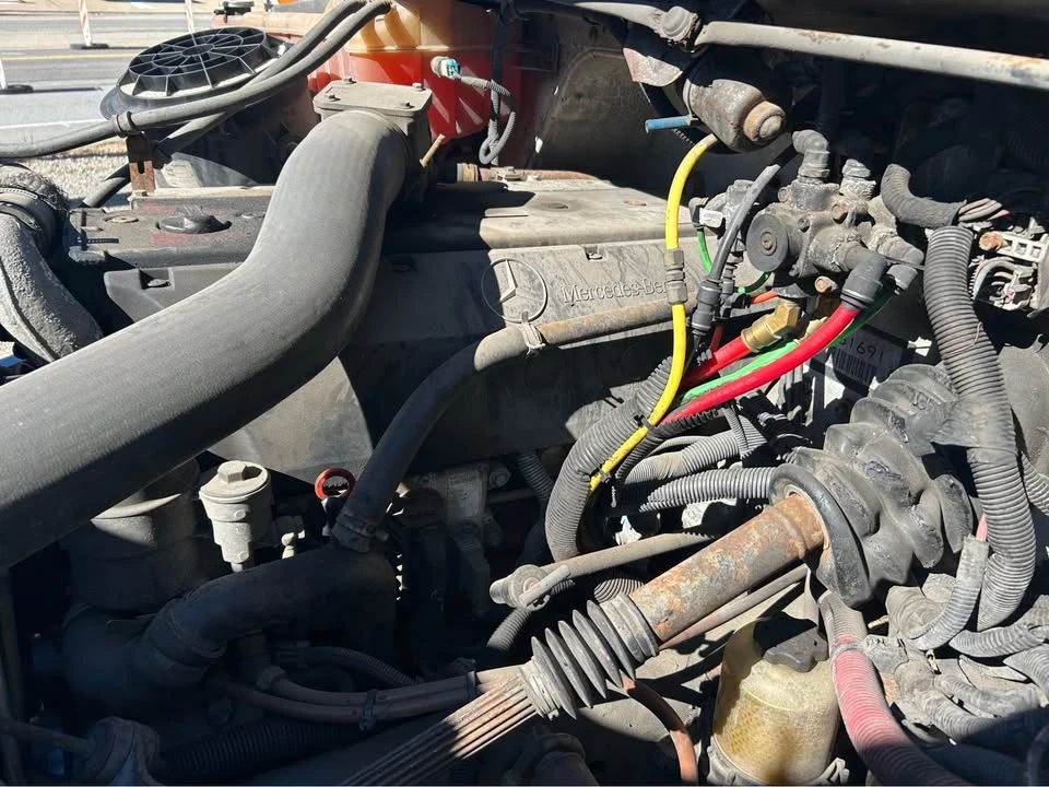 2004 Freightliner - Image 10 of 11