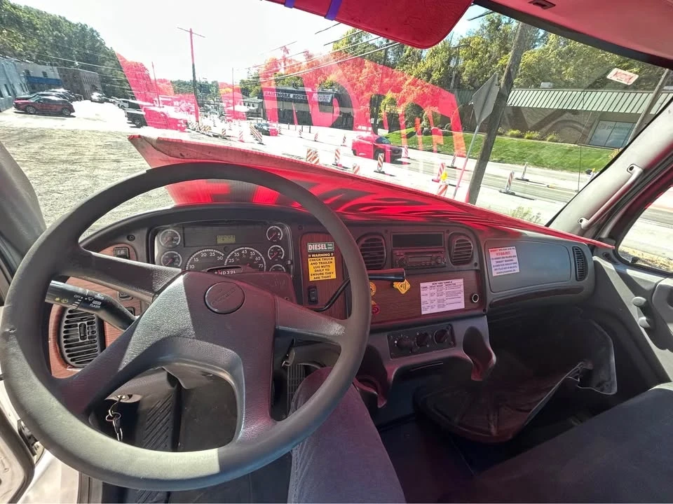 2004 Freightliner - Image 8 of 11