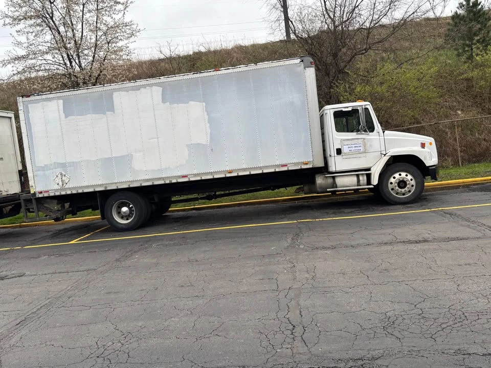 2004 Freightliner - Image 2 of 3
