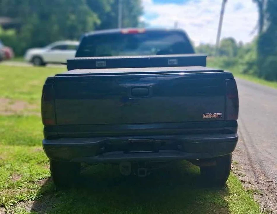 2004 GMC Sierra 2nd Gen - Image 9 of 15