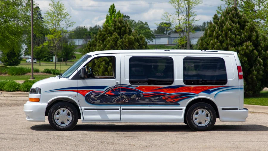 2004 GMC Savana - Image 2 of 12