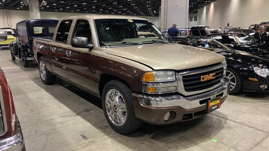 2004 GMC Sierra 2nd Gen - Image 2 of 19