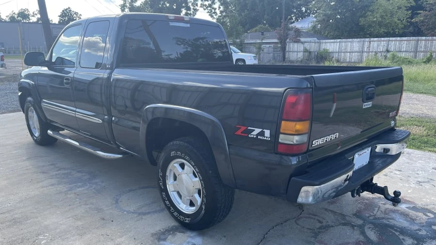 2004 GMC Sierra 2nd Gen - Image 2 of 8