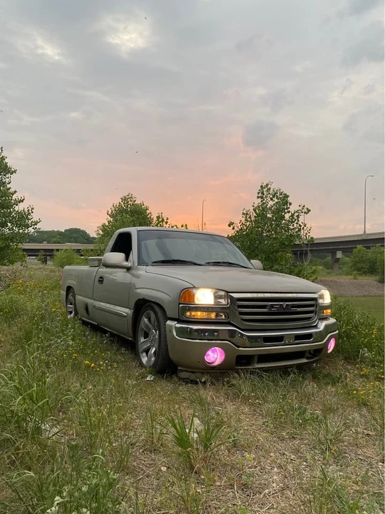 2004 GMC Sierra 2nd Gen - Image 2 of 10