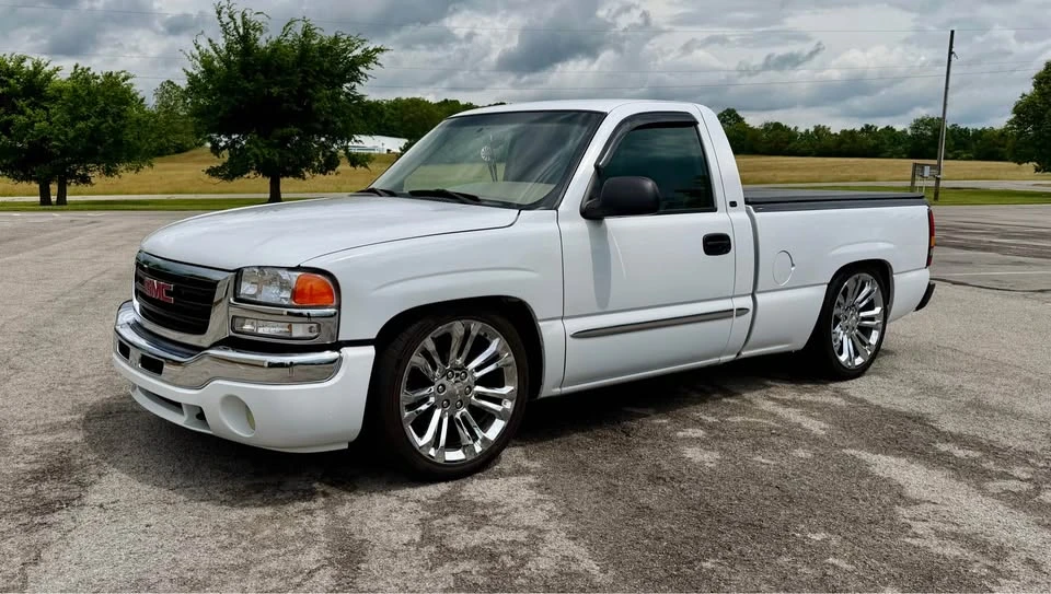 2004 GMC Sierra 2nd Gen - Image 2 of 14