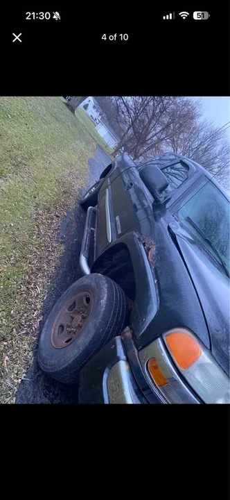 2004 GMC Sierra Heavy Duty 2nd Gen - Image 2 of 9