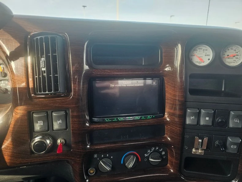 2004 GMC TopKick - Image 3 of 4