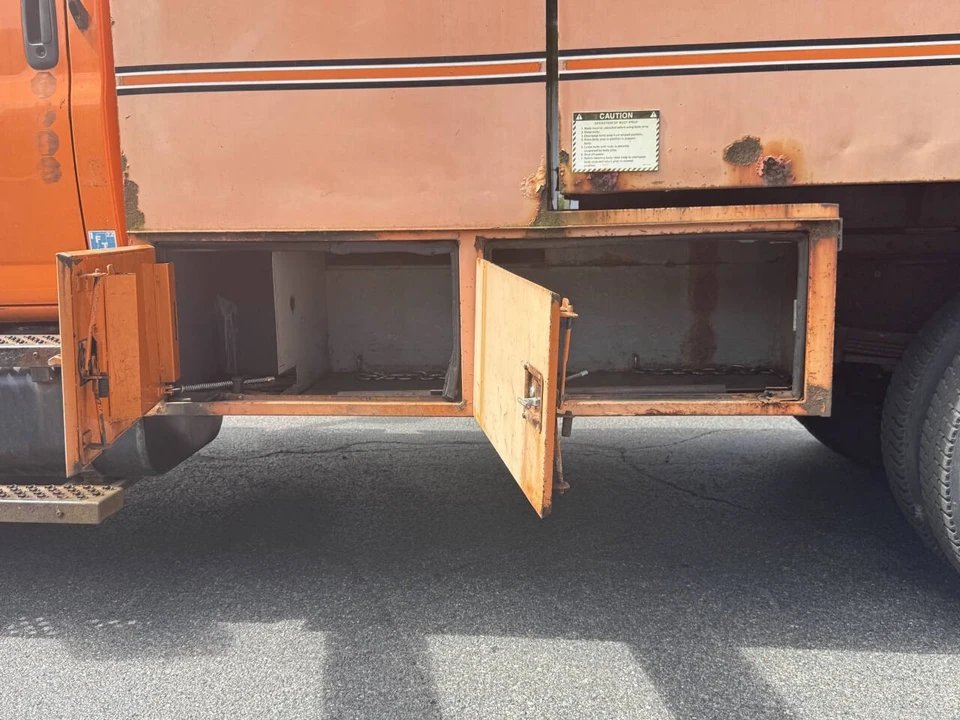 2004 GMC TopKick - Image 10 of 12