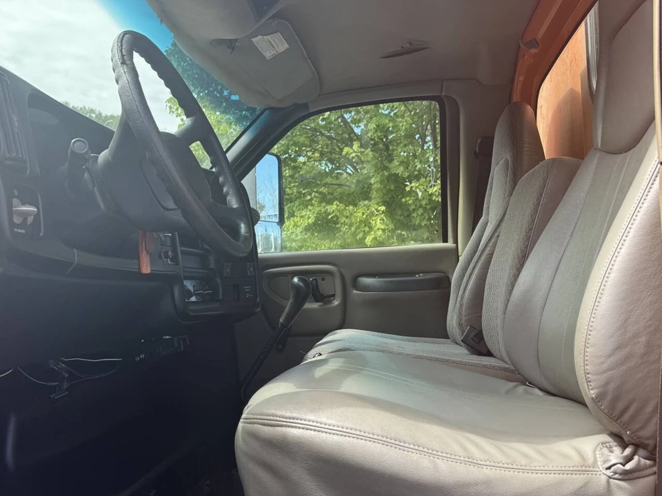 2004 GMC TopKick - Image 14 of 17