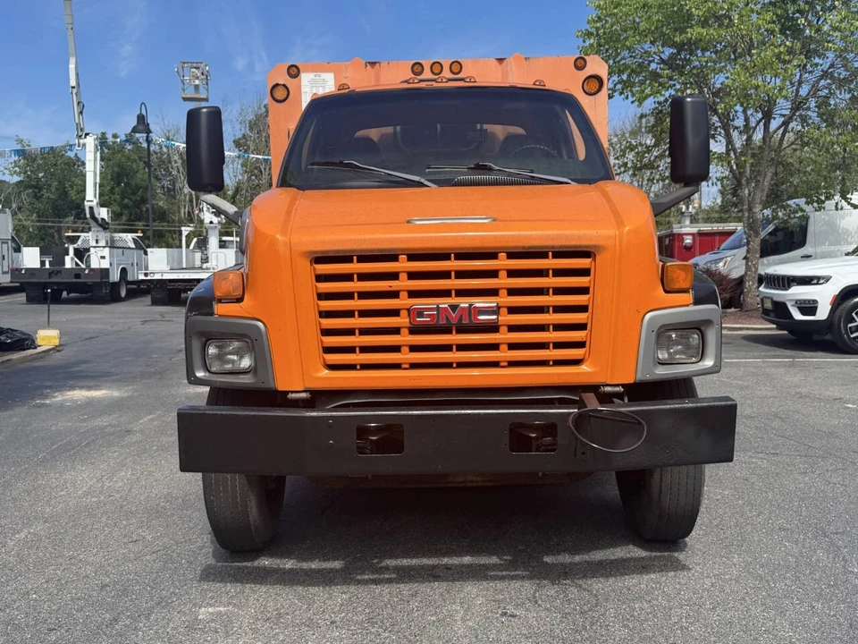 2004 GMC TopKick - Image 2 of 17