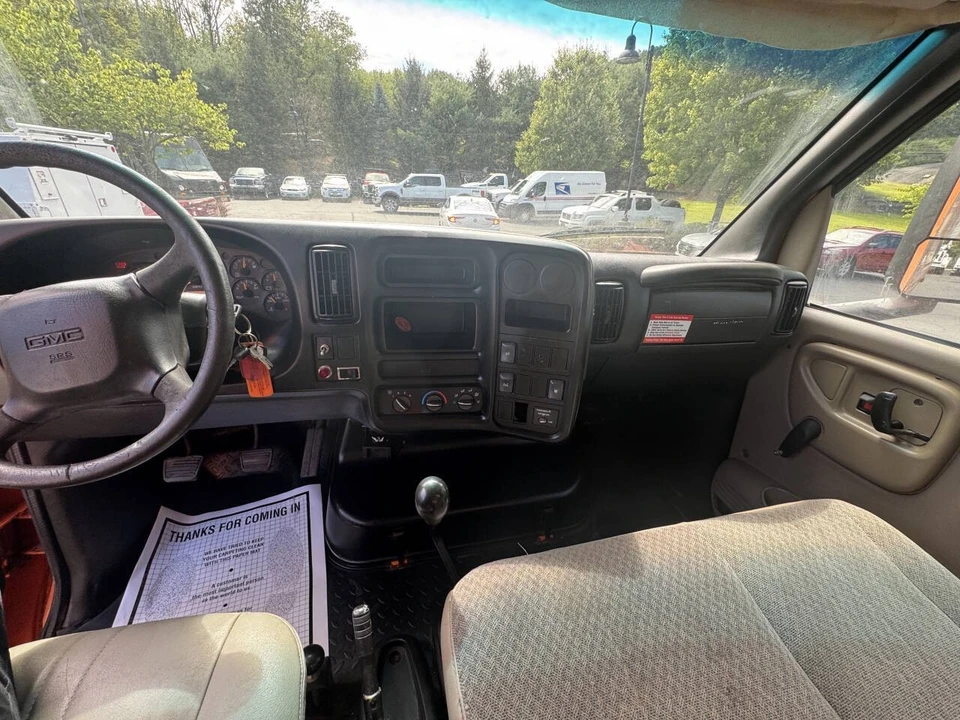 2004 GMC TopKick - Image 13 of 17