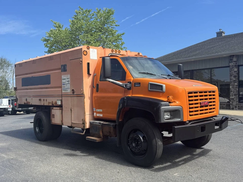 2004 GMC TopKick - Image 3 of 12