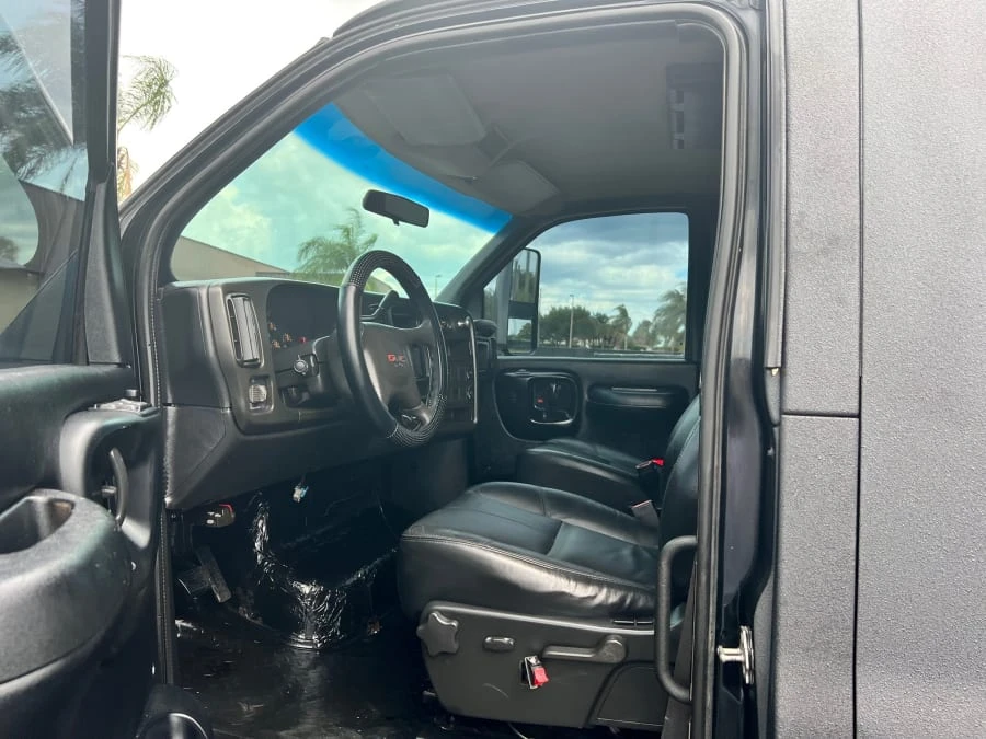 2004 GMC TopKick - Image 4 of 27