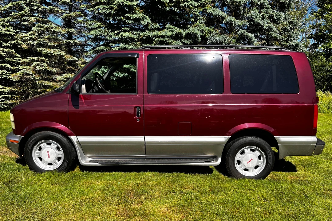 2004 GMC - Image 3 of 31