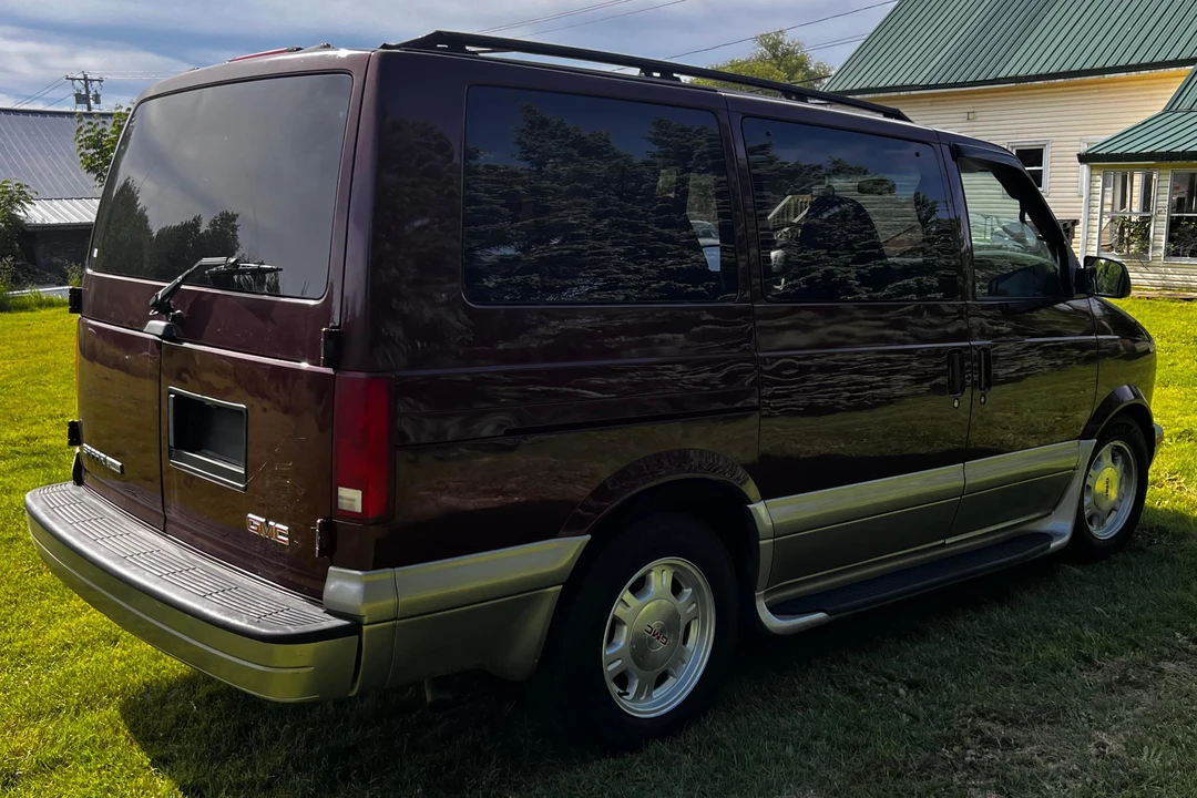 2004 GMC - Image 4 of 31