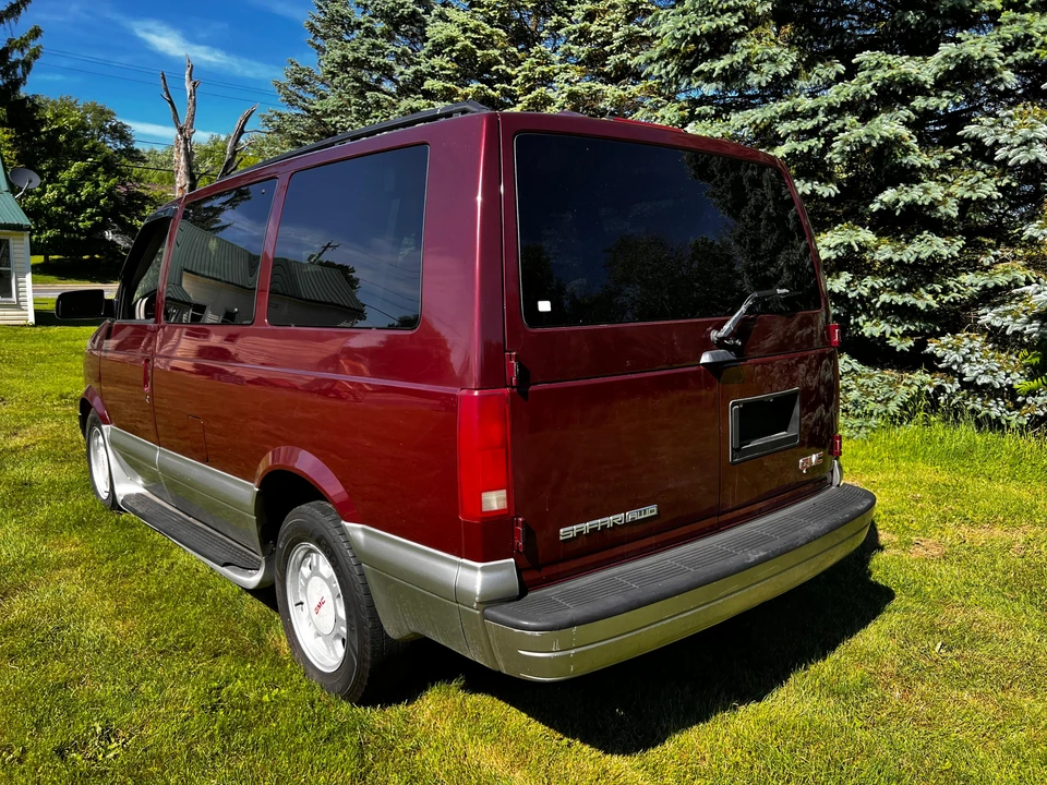 2004 GMC - Image 15 of 31