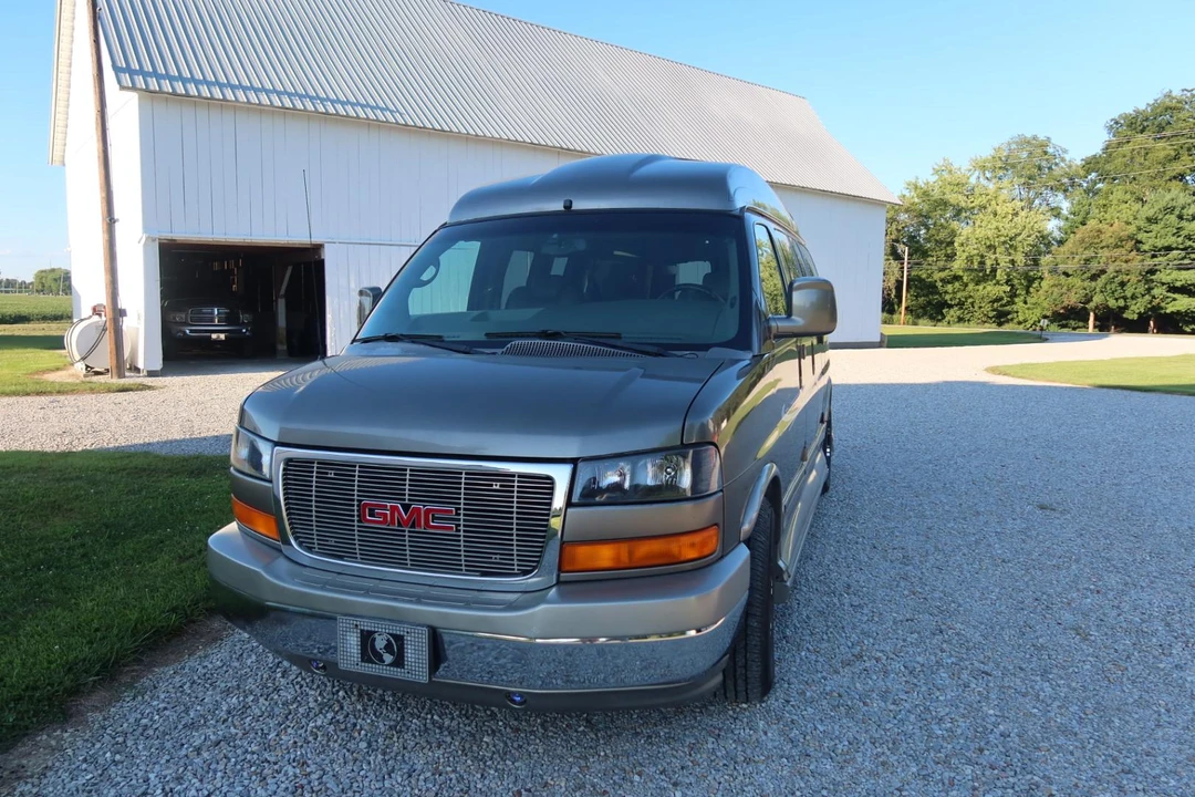 2004 GMC Savana - Image 3 of 31