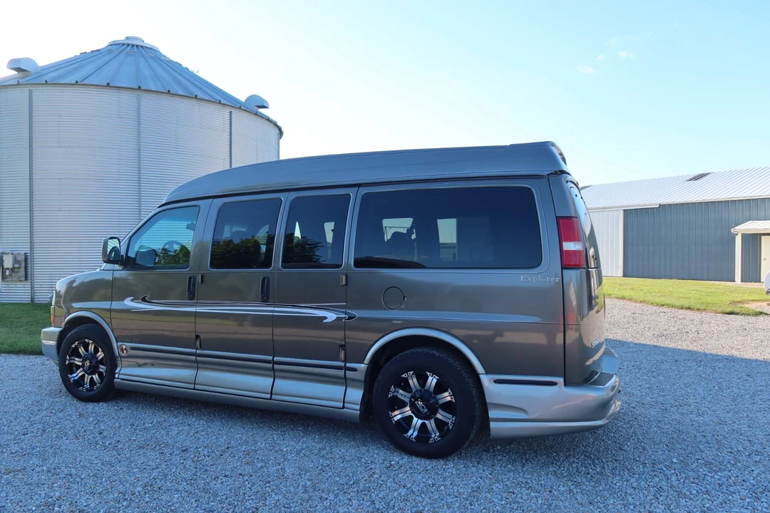 2004 GMC Savana - Image 5 of 31