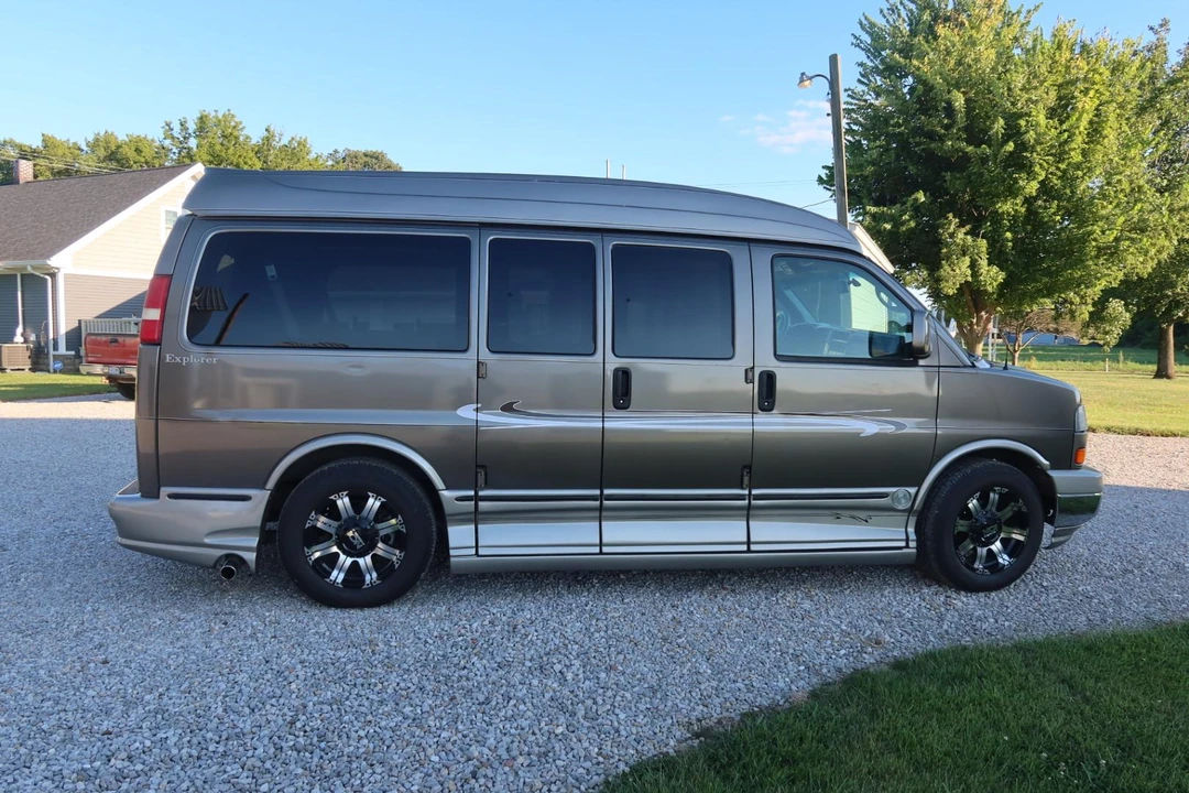 2004 GMC Savana - Image 10 of 31