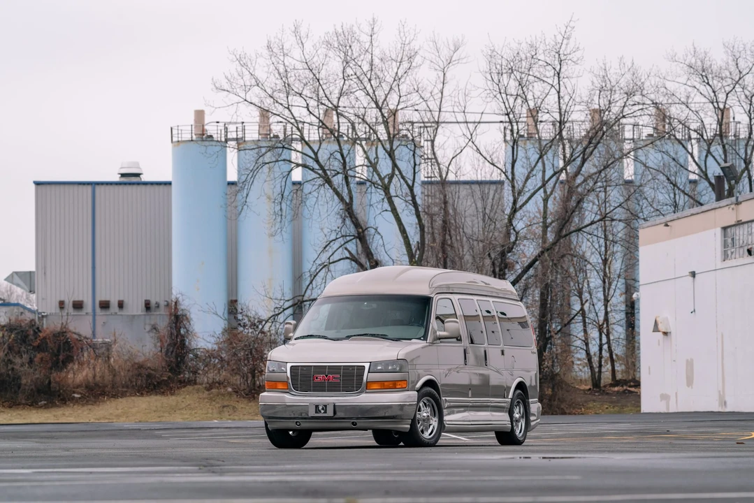 2004 GMC Savana - Image 2 of 31