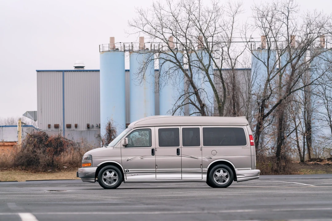2004 GMC Savana - Image 6 of 31