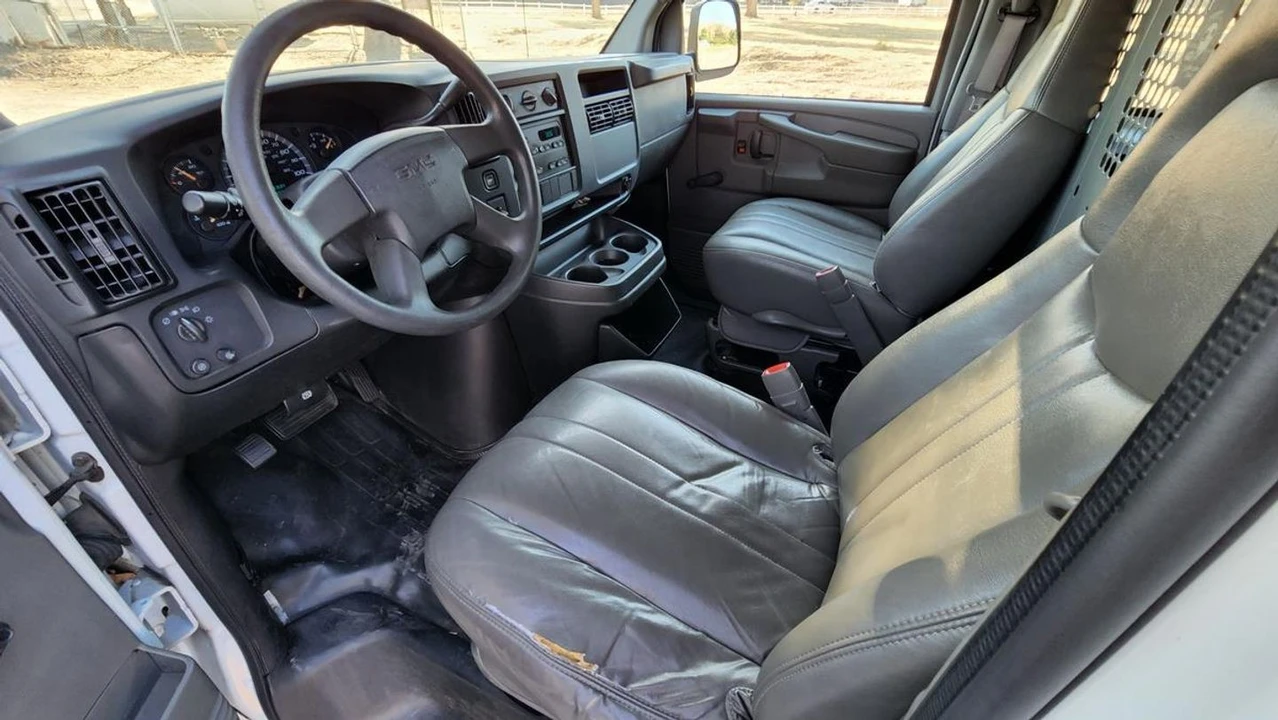 2004 GMC Savana - Image 9 of 21