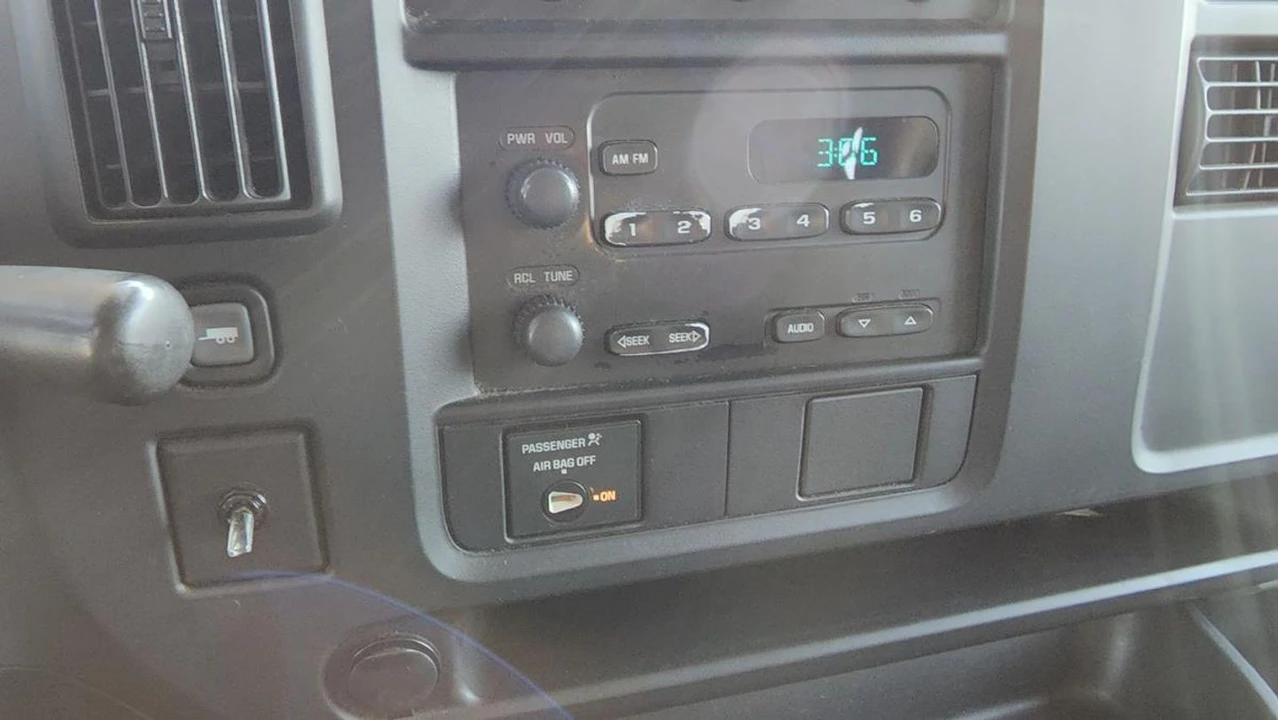 2004 GMC Savana - Image 19 of 21
