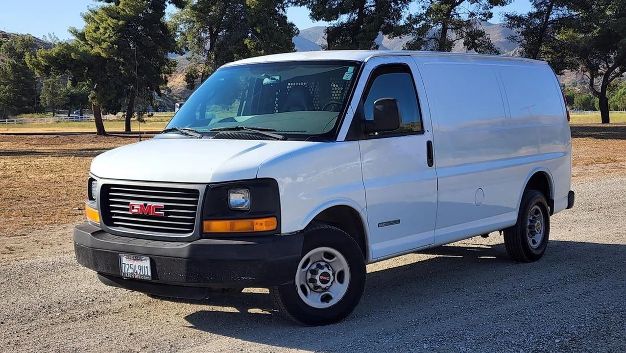 2004 GMC Savana - Image 2 of 12