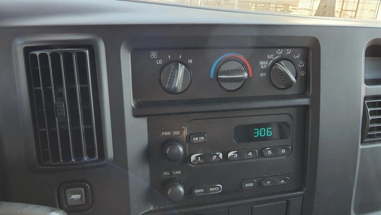 2004 GMC Savana - Image 18 of 21