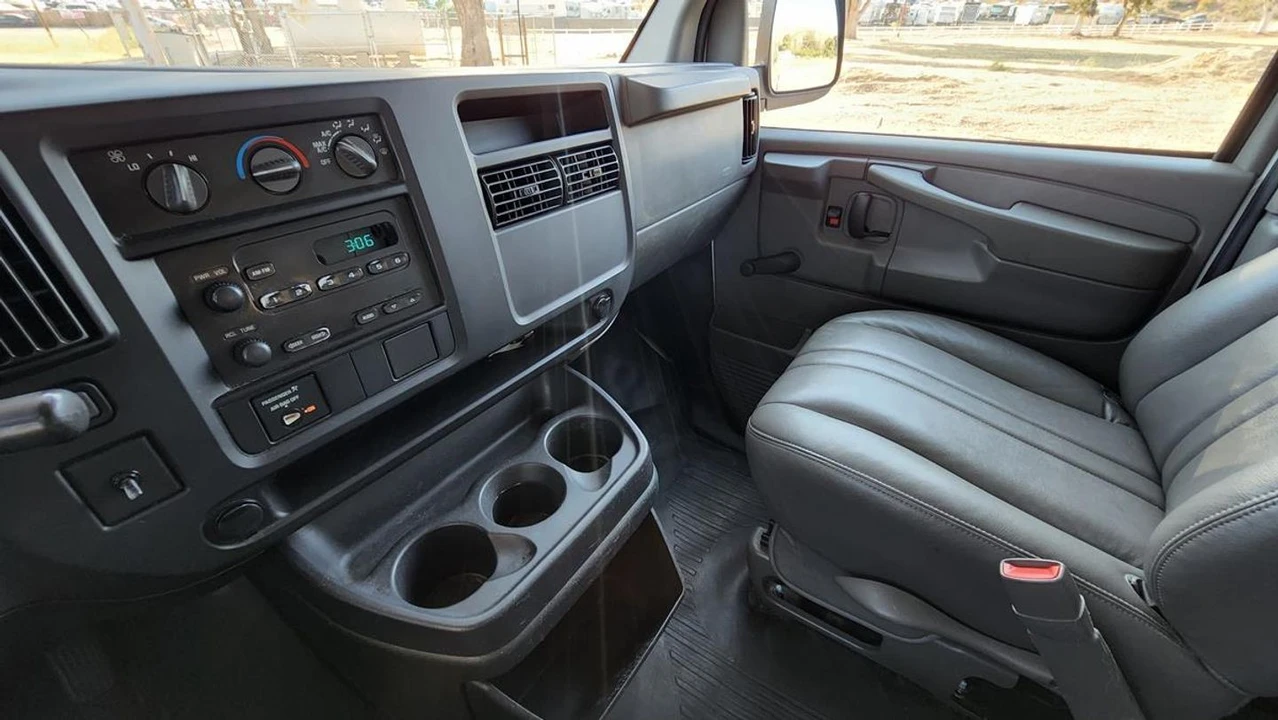 2004 GMC Savana - Image 17 of 21