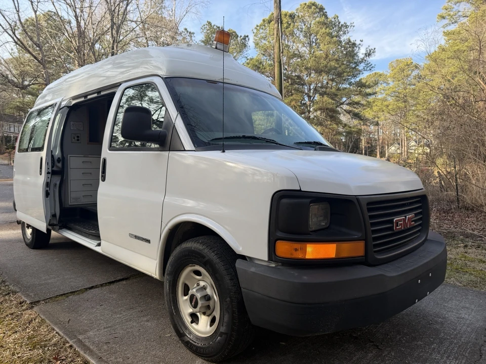 2004 GMC Savana - Image 2 of 20