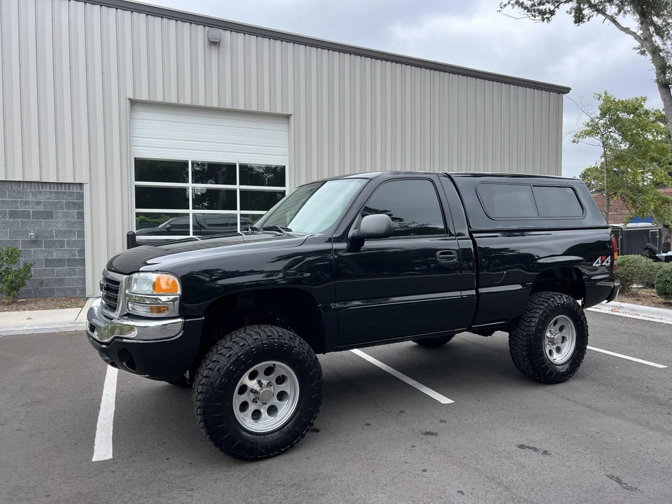 2004 GMC Sierra 2nd Gen - Image 2 of 31