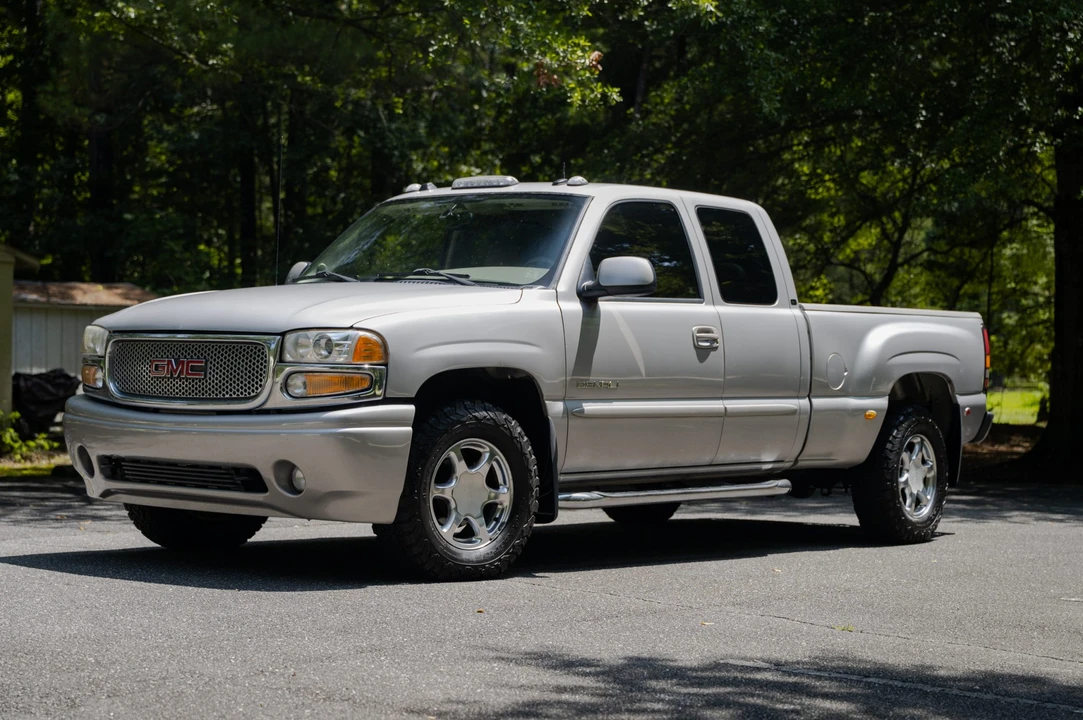 2004 GMC Sierra 2nd Gen - Image 2 of 31